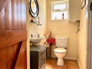 Guest WC- click for photo gallery